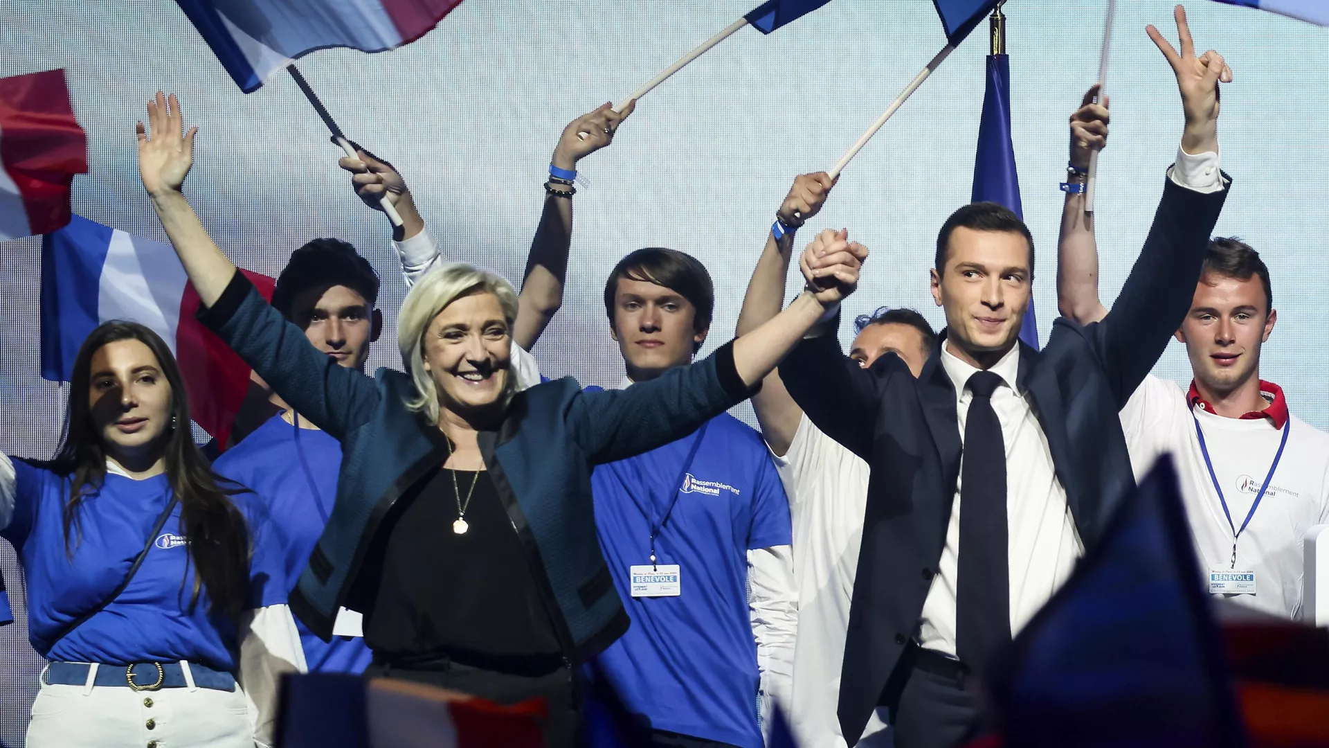 La líder del partido ultraderechista francés Agrupación Nacional, Marine Le Pen, y el principal candidato del partido para las próximas elecciones europeas, Jordan Bardella, asisten a un mitin político el 2 de junio de 2024 en París.
