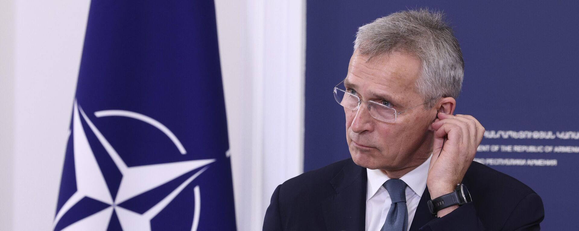 Jens Stoltenberg, secretario general de la OTAN, escucha al primer ministro de Armenia durante las declaraciones conjuntas tras su reunión en Ereván, Armenia, el 19 de marzo de 2024  - Sputnik Mundo, 1920, 02.07.2024