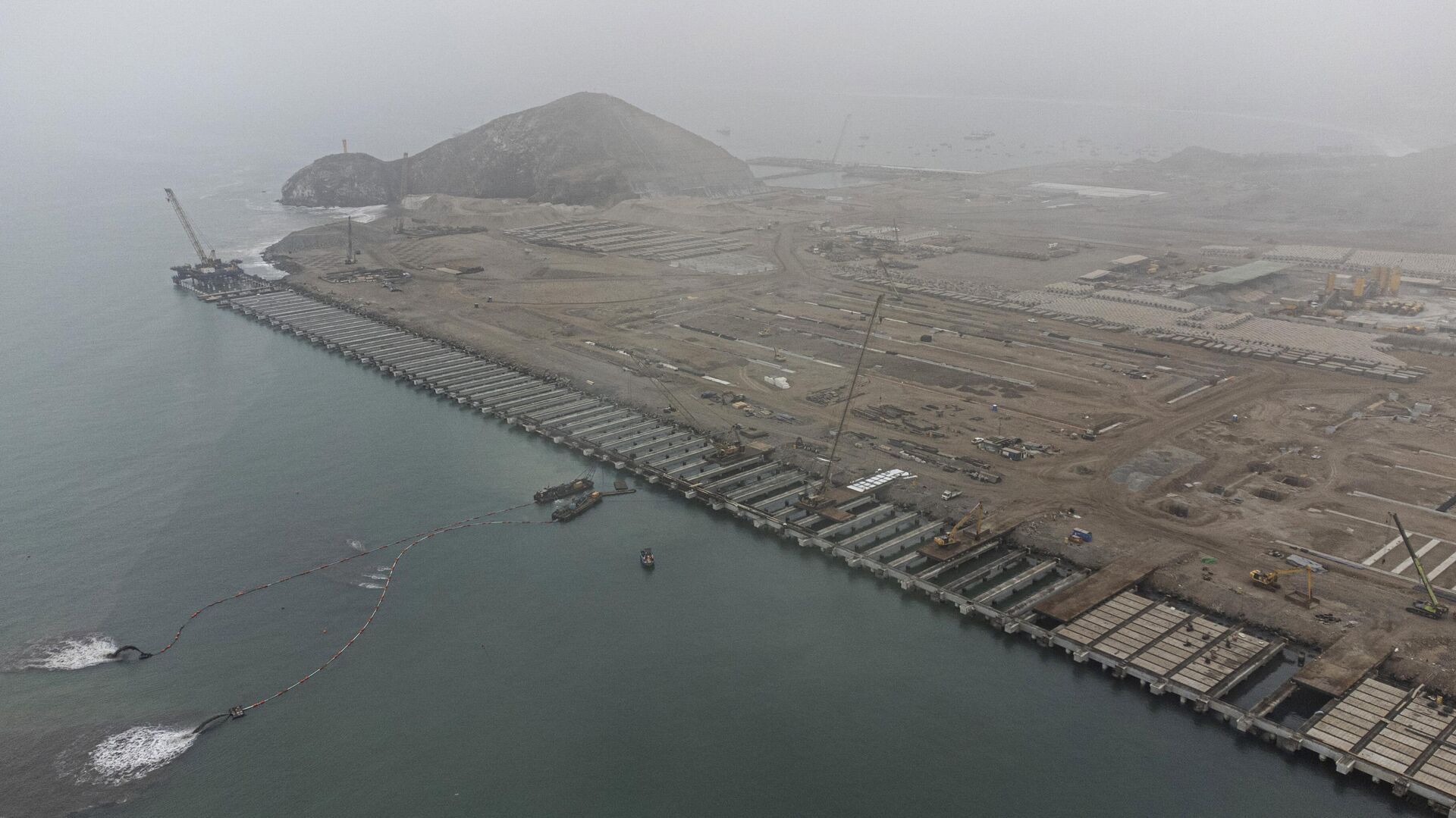 Vista aérea que muestra los trabajos de construcción en la zona donde la empresa china Cosco Shipping está construyendo un puerto en Chancay, a unos 80 km al norte de Lima, el 22 de agosto de 2023 Vista aérea que muestra los trabajos de construcción en la zona donde la empresa china Cosco Shipping está construyendo un puerto en Chancay, a unos 80 km al norte de Lima, el 22 de agosto de 2023 - Sputnik Mundo, 1920, 02.07.2024
