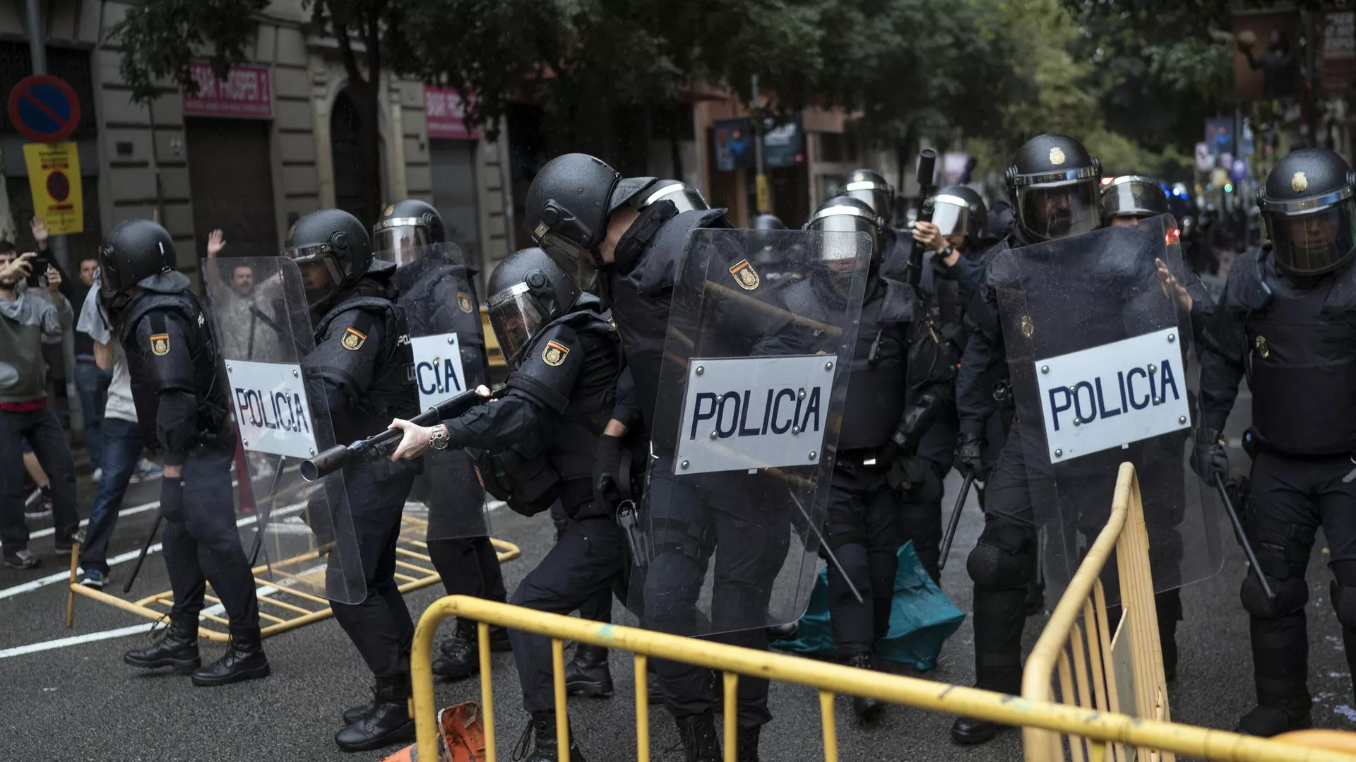 Policías antidisturbios españoles retiran las vallas que les han lanzado mientras intentan impedir que la gente llegue a un lugar de votación en Barcelona, España, el 1 de octubre de 2017 Policías antidisturbios españoles retiran las vallas que les han lanzado mientras intentan impedir que la gente llegue a un lugar de votación en Barcelona, España, el 1 de octubre de 2017 - Sputnik Mundo, 1920, 02.07.2024