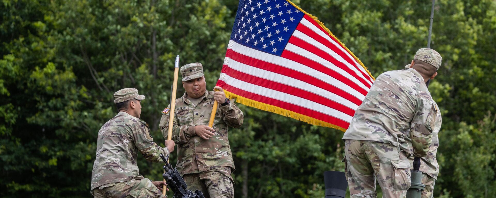 Soldados de las Fuerzas Armadas estadounidenses instalan la bandera nacional estadounidense en un vehículo militar antes de una rueda de prensa, Polonia, el 7 de julio de 2022  - Sputnik Mundo, 1920, 03.07.2024