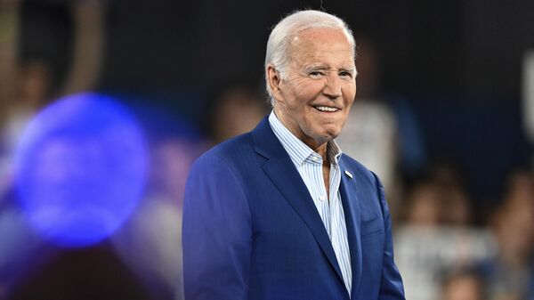 Joe Biden, presidente de EEUU, observa durante un mitin de campaña en Raleigh, Carolina del Norte, el 28 de junio 28, 2024   - Sputnik Mundo