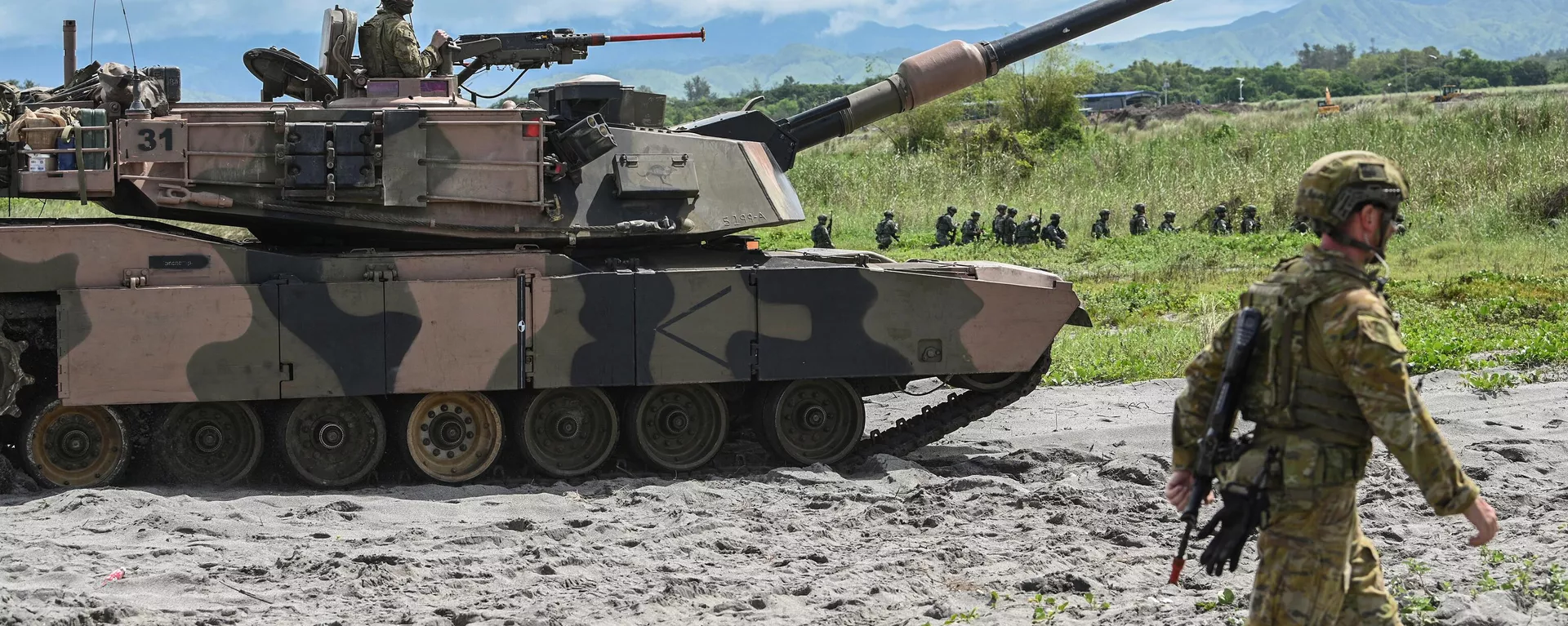 Soldados australianos caminan junto a su tanque A1 Abrams en la provincia de Zambales Soldados australianos caminan junto a su tanque A1 Abrams en la provincia de Zambales - Sputnik Mundo, 1920, 03.07.2024