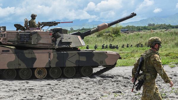 Soldados australianos caminan junto a su tanque A1 Abrams en la provincia de Zambales - Sputnik Mundo