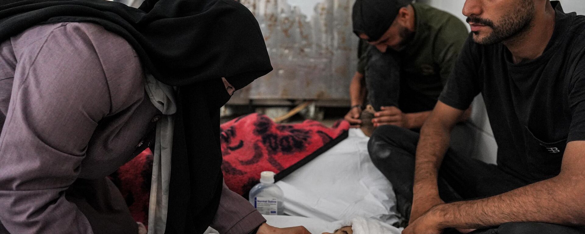 Palestinos lloran junto al cadáver de su familiar asesinado por Israel durante un bombardeo  - Sputnik Mundo, 1920, 04.07.2024