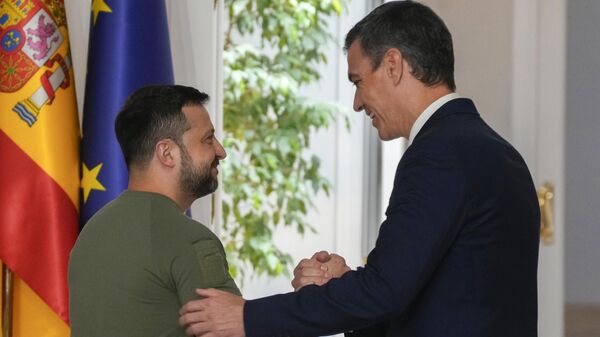 El presidente ucraniano, Volodímir Zelenski, y el presidente del Gobierno español, Pedro Sánchez, se dan la mano al término de una rueda de prensa conjunta en el Palacio de la Moncloa de Madrid, España, el 27 de mayo de 2024 - Sputnik Mundo