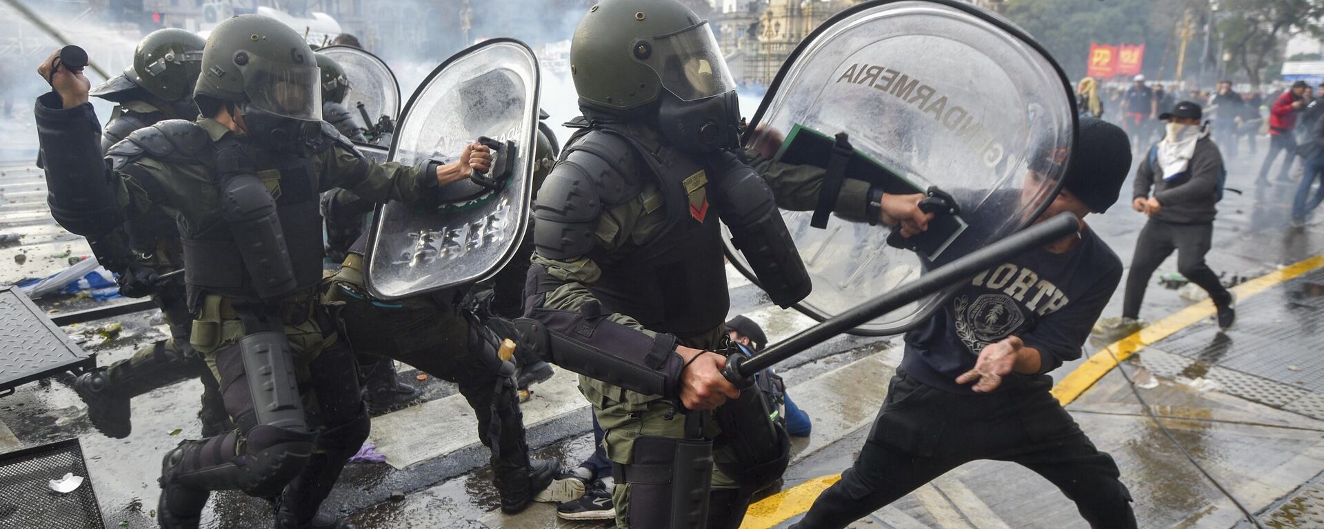 La policía argentina reprime a los manifestantes frente al Congreso, mientras los legisladores debaten la reforma estatal clave de Javier Milei, en Buenos Aires, Argentina (archivo) - Sputnik Mundo, 1920, 04.07.2024