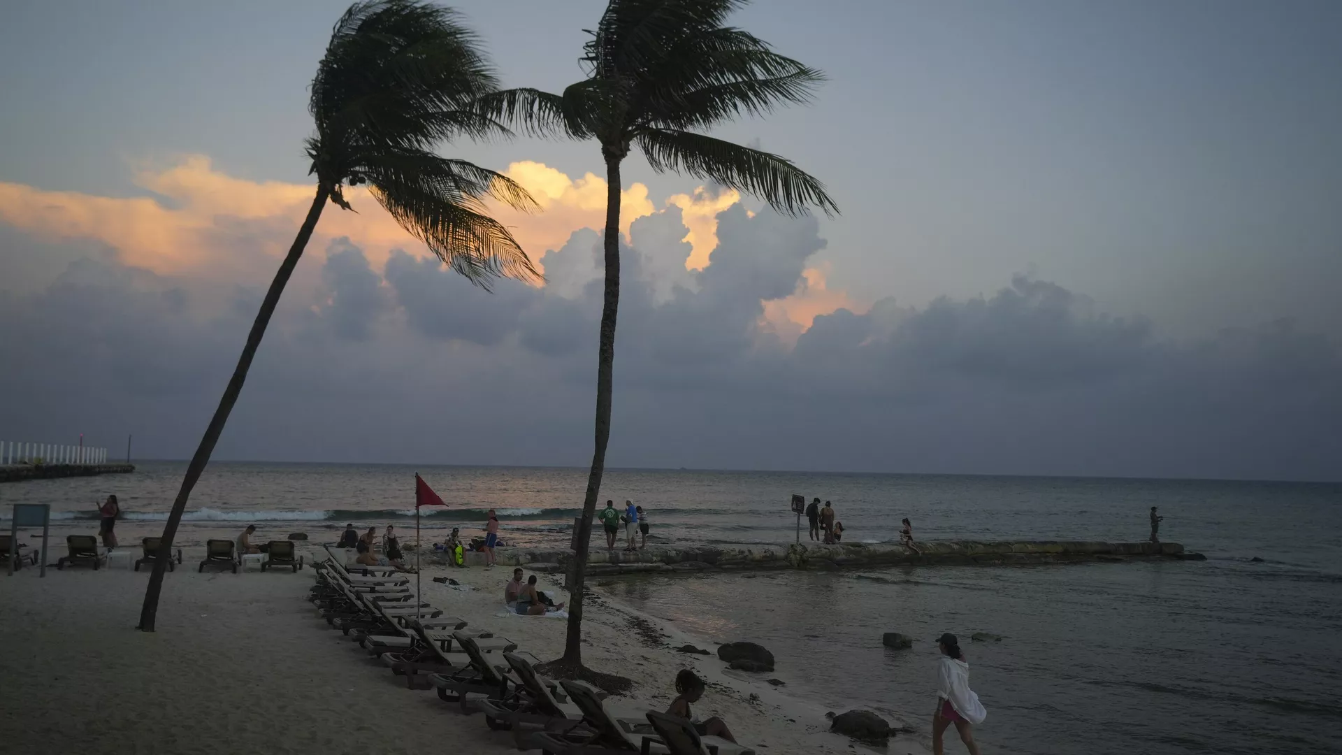 Playa del Carmen, Cancún, previo a la llegada del huracán Beryl Playa del Carmen, Cancún, previo a la llegada del huracán Beryl - Sputnik Mundo, 1920, 05.07.2024