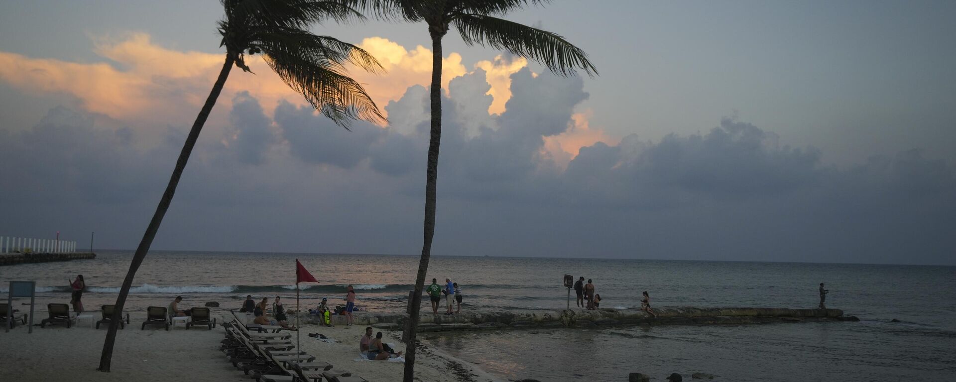 Playa del Carmen, Cancún, previo a la llegada del huracán Beryl  - Sputnik Mundo, 1920, 05.07.2024