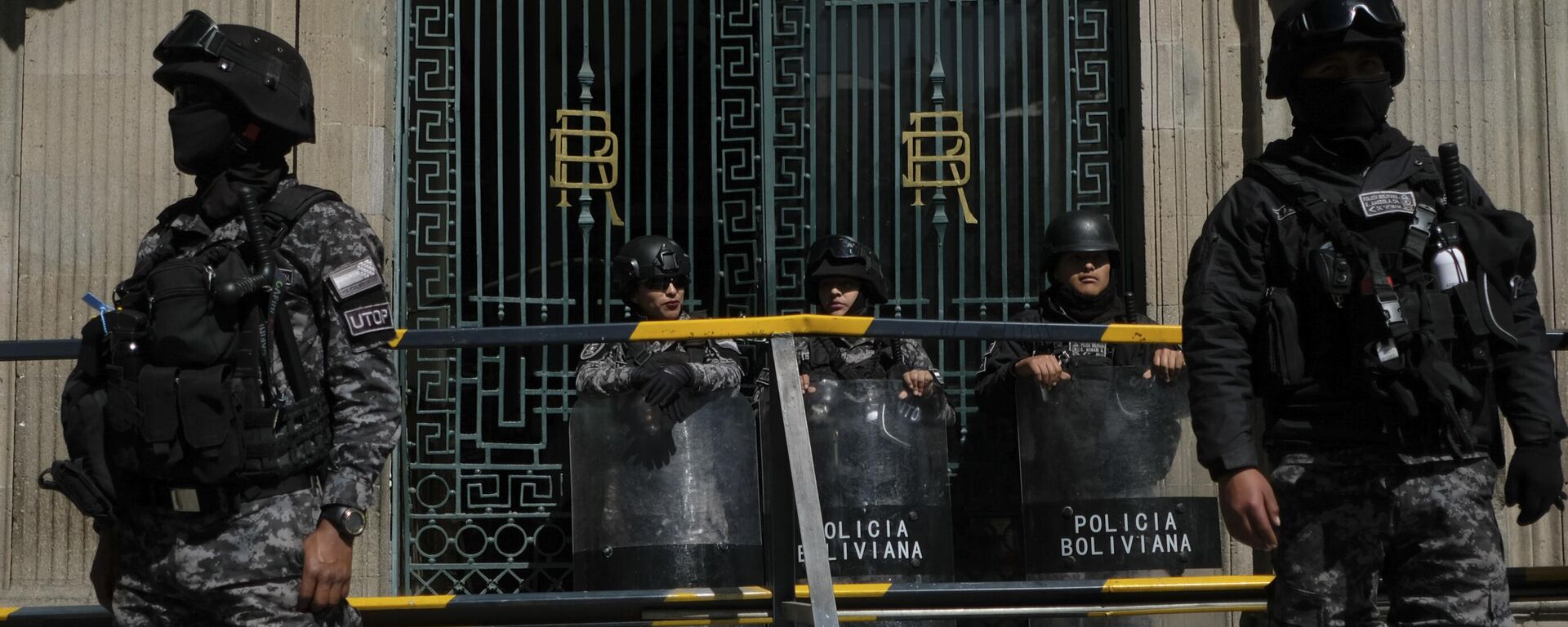 Policías vigilan el Palacio de Gobierno de Bolivia tras el intento de golpe de Estado - Sputnik Mundo, 1920, 05.07.2024