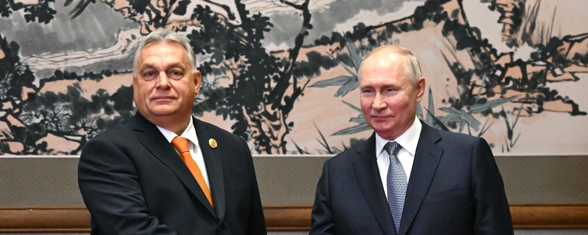 El encuentro entre el primer ministro de Hungría, Viktor Orban, y el presidente de Rusia, Vladímir Putin, el 17 de octubre, 2023 - Sputnik Mundo, 1920, 27.07.2024