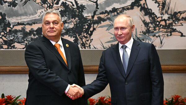 El encuentro entre el primer ministro de Hungría, Viktor Orban, y el presidente de Rusia, Vladímir Putin, el 17 de octubre, 2023 - Sputnik Mundo