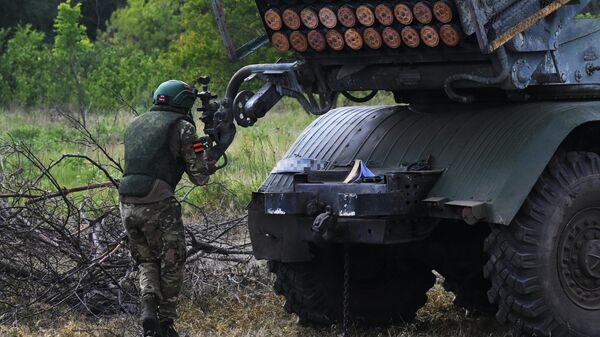 Un soldado ruso en la zona de la operación militar especial  - Sputnik Mundo