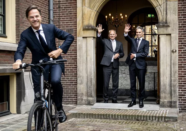 El primer ministro holandés, Dick Schoof (dcha.), saluda al ex primer ministro, Mark Rutte (izda.), que se va en bicicleta tras una ceremonia de traspaso de poder en Países Bajos. El primer ministro holandés, Dick Schoof (dcha.), saluda al ex primer ministro, Mark Rutte (izda.), que se va en bicicleta tras una ceremonia de traspaso de poder en Países Bajos. - Sputnik Mundo
