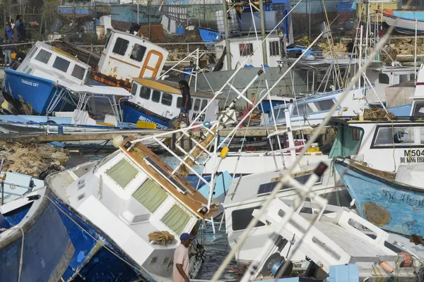 Varios pescadores inspeccionan barcos pesqueros dañados por el huracán Beryl en Barbados. Varios pescadores inspeccionan barcos pesqueros dañados por el huracán Beryl en Barbados. - Sputnik Mundo