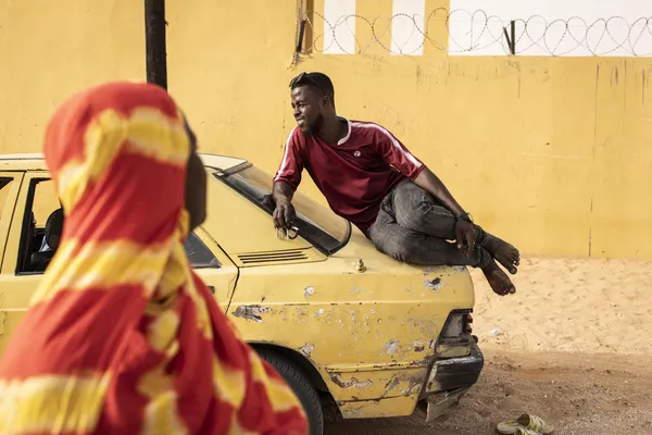 Un hombre se sienta en un automóvil frente a un centro electoral en la ciudad de Nuakchot, capital de Mauritania. Un hombre se sienta en un automóvil frente a un centro electoral en la ciudad de Nuakchot, capital de Mauritania. - Sputnik Mundo
