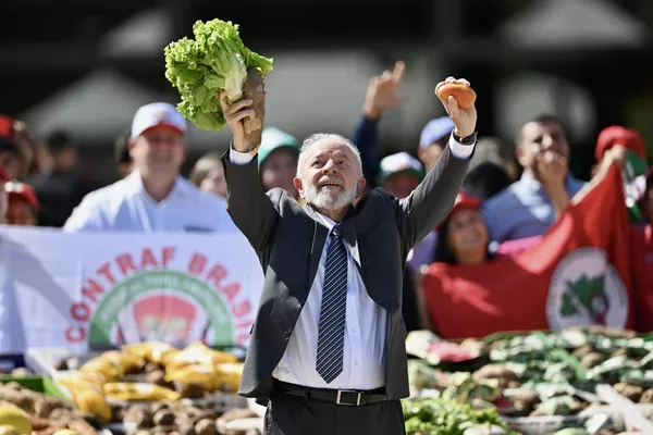 El presidente brasileño, Luiz Inacio Lula da Silva, sostiene lechugas y tomates en una feria de agricultura familiar en el Palacio de Planalto de Brasil. El presidente brasileño, Luiz Inacio Lula da Silva, sostiene lechugas y tomates en una feria de agricultura familiar en el Palacio de Planalto de Brasil. - Sputnik Mundo
