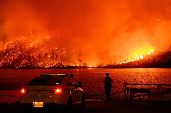 Agentes de la Policía observan cómo un bosque arde sobre el lago Oroville en California. Agentes de la Policía observan cómo un bosque arde sobre el lago Oroville en California. - Sputnik Mundo