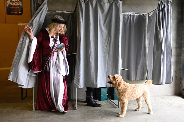 Una mujer con traje medieval participa en la votación en un centro electoral durante la primera vuelta de las elecciones legislativas francesas. Una mujer con traje medieval participa en la votación en un centro electoral durante la primera vuelta de las elecciones legislativas francesas. - Sputnik Mundo