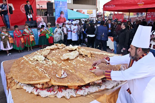 Un cocinero preparando un enorme bocadillo de carne de cerdo y ternera en La Paz, Bolivia. Un cocinero preparando un enorme bocadillo de carne de cerdo y ternera en La Paz, Bolivia. - Sputnik Mundo