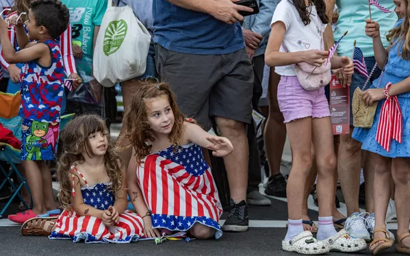 Niños esperando a que les ofrezcan caramelos durante el desfile de los Horribles de Fishtown previo al Día de la Independencia en Gloucester, EEUU. Niños esperando a que les ofrezcan caramelos durante el desfile de los Horribles de Fishtown previo al Día de la Independencia en Gloucester, EEUU. - Sputnik Mundo
