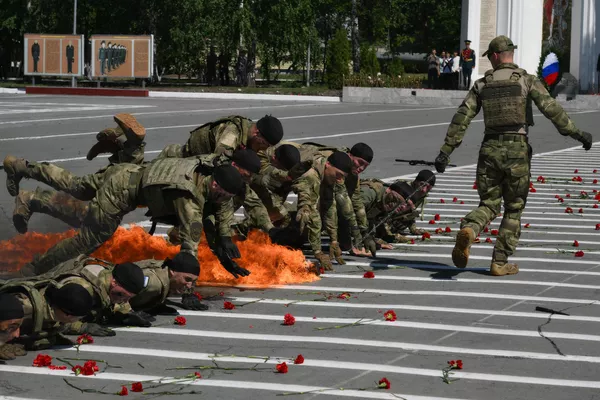 Una demostración de habilidades realizada por graduados del Instituto Militar de Novosibirsk de las tropas de la Guardia Nacional de Rusia. Una demostración de habilidades realizada por graduados del Instituto Militar de Novosibirsk de las tropas de la Guardia Nacional de Rusia. - Sputnik Mundo