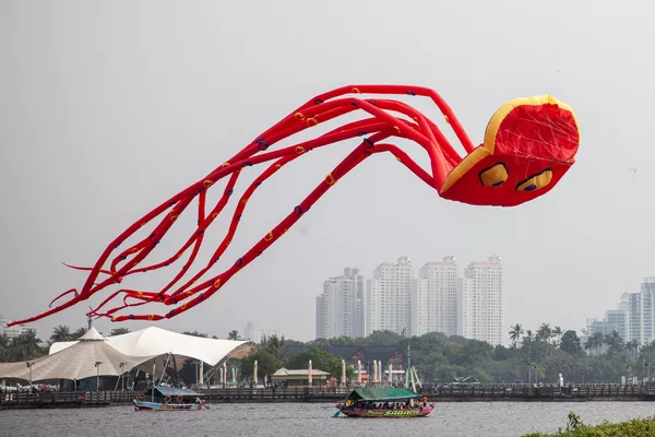 Una cometa con forma de pulpo durante el Festival Internacional de Cometas de Yakarta, Indonesia. Una cometa con forma de pulpo durante el Festival Internacional de Cometas de Yakarta, Indonesia. - Sputnik Mundo