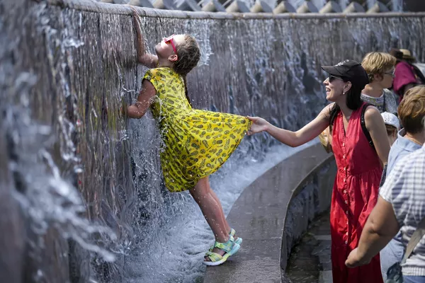 Un niño se refresca en una fuente de la Plaza del Manege, cerca del Kremlin, en Moscú, Rusia. Un niño se refresca en una fuente de la Plaza del Manege, cerca del Kremlin, en Moscú, Rusia. - Sputnik Mundo