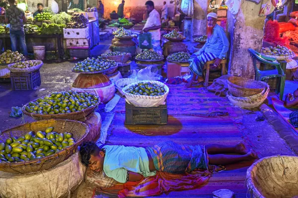 Un vendedor durmiendo en un mercado de verduras en Bangladés. Un vendedor durmiendo en un mercado de verduras en Bangladés. - Sputnik Mundo