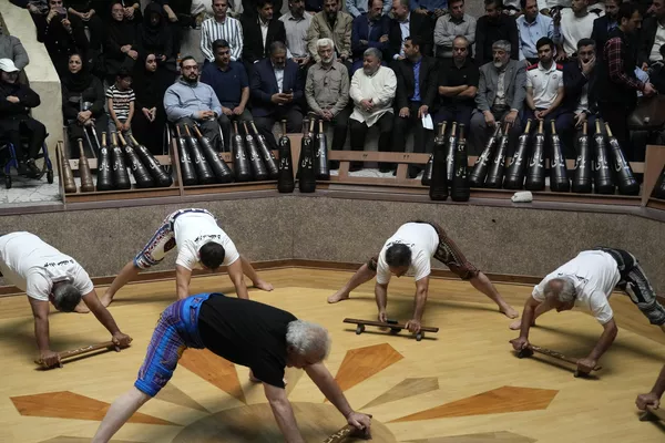 El candidato presidencial Saeed Jalili observa el deporte tradicional de Zurjaneh durante su campaña electoral en un pabellón deportivo en Teherán. El candidato presidencial Saeed Jalili observa el deporte tradicional de Zurjaneh durante su campaña electoral en un pabellón deportivo en Teherán. - Sputnik Mundo