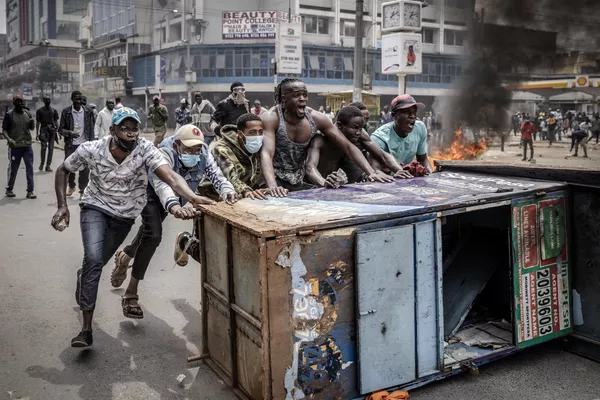 Manifestantes corean eslóganes mientras utilizan mobiliario urbano como barricada para enfrentarse a agentes de la Policía de Kenia durante las mortíferas protestas a escala nacional contra la subida de impuestos y un polémico proyecto de ley fiscal. Manifestantes corean eslóganes mientras utilizan mobiliario urbano como barricada para enfrentarse a agentes de la Policía de Kenia durante las mortíferas protestas a escala nacional contra la subida de impuestos y un polémico proyecto de ley fiscal. - Sputnik Mundo