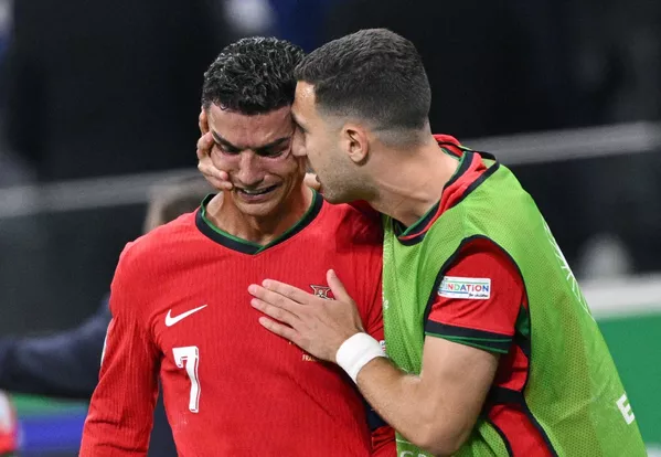 Los futbolistas portugueses Cristiano Ronaldo y Diogo Dalot (dcha.) en el partido de los octavos de final de la Eurocopa 2024 entre Portugal y Eslovenia. Los futbolistas portugueses Cristiano Ronaldo y Diogo Dalot (dcha.) en el partido de los octavos de final de la Eurocopa 2024 entre Portugal y Eslovenia. - Sputnik Mundo