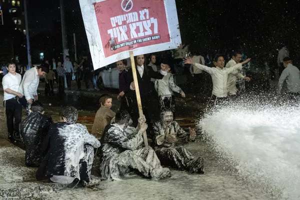 La Policía utiliza un cañón de agua para dispersar a judíos ultraortodoxos que bloquean una calle durante una protesta contra el reclutamiento en el Ejército en Jerusalén. La Policía utiliza un cañón de agua para dispersar a judíos ultraortodoxos que bloquean una calle durante una protesta contra el reclutamiento en el Ejército en Jerusalén. - Sputnik Mundo