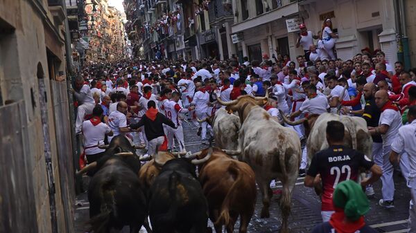 El primer encierro de San Fermín en Pamplona, el 7 de julio, 2024 - Sputnik Mundo