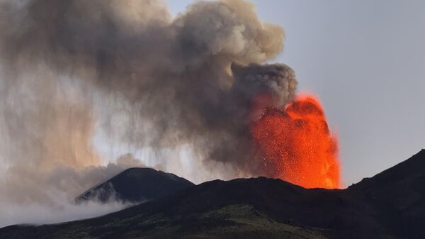 La erupción del volcán italiano Etna, el 5 de julio, 2024 - Sputnik Mundo
