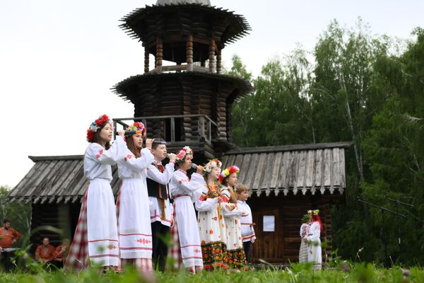 Los visitantes pudieron escuchar las campanas y las canciones nacionales, así como aprender más sobre las singulares tradiciones asociadas a la celebración del Kupalie. - Sputnik Mundo