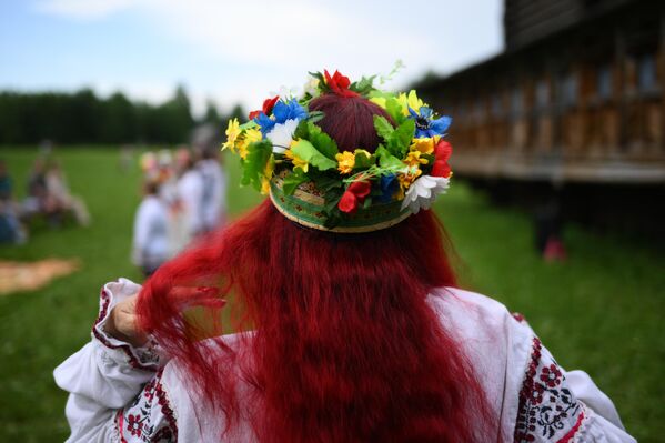 En el festival, el Instituto de Arqueología y Etnografía de Novosibirsk ofreció conferencias abiertas sobre la historia de las fiestas de Kupalie e Iván Kupala.Se ofrecieron charlas sobre las peculiaridades y diferencias de las tradiciones eslavas, así como del desplazamiento de bielorrusos a Siberia. - Sputnik Mundo