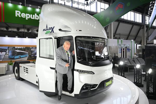 Tractocamión híbrido MAZ X en la Exposición Industrial Internacional Innoprom en Ekaterimburgo. - Sputnik Mundo