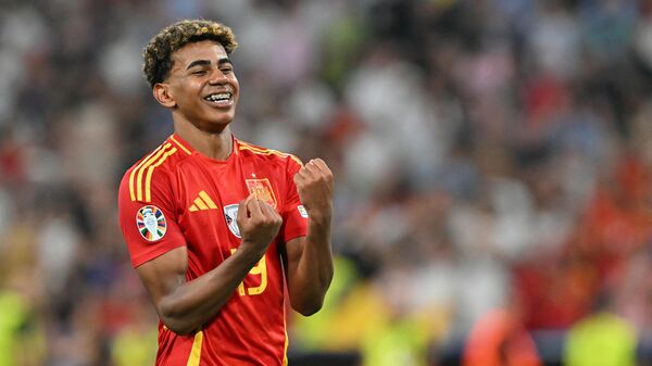 Lamine Yamal, delantero de España, celebra al final del partido de fútbol de semifinales de la UEFA Euro 2024 entre España y Francia en el Munich Football Arena de Múnich el 9 de julio de 2024  - Sputnik Mundo