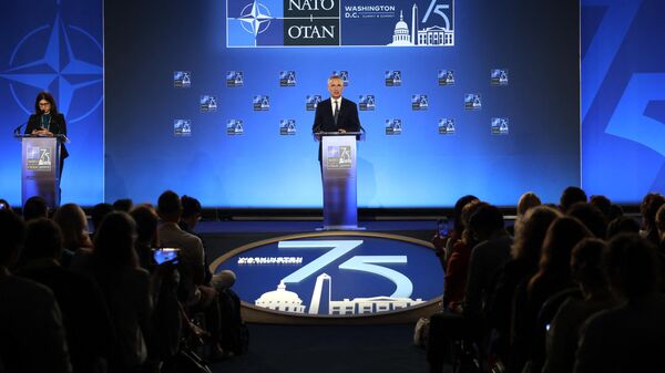 El secretario general de la OTAN, Jens Stoltenberg, durante una conferencia de prensa  - Sputnik Mundo