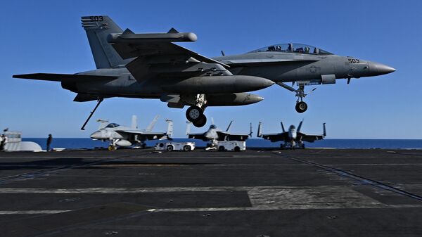 Un caza F/A-18 Hornet aterriza en la cubierta del portaaviones de propulsión nuclear estadounidense de clase Nimitz USS Harry S. Truman - Sputnik Mundo