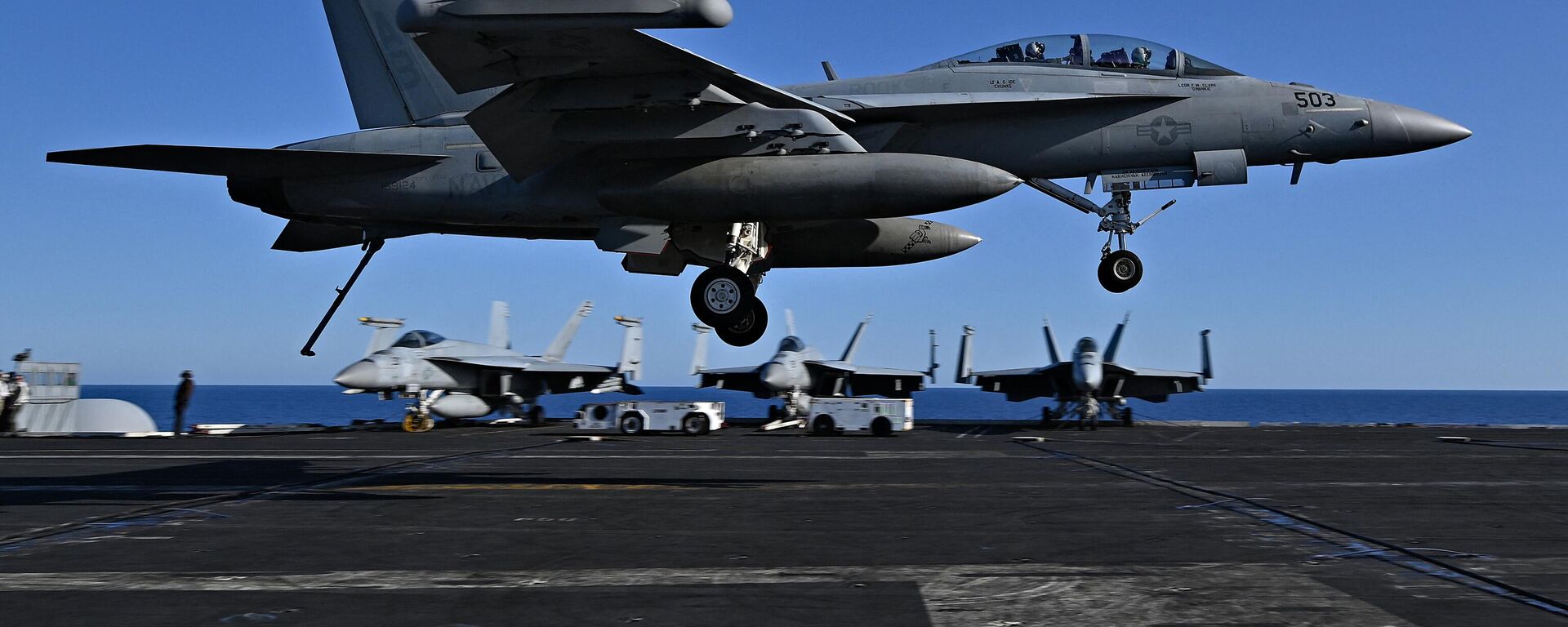 Un caza F/A-18 Hornet aterriza en la cubierta del portaaviones de propulsión nuclear estadounidense de clase Nimitz USS Harry S. Truman - Sputnik Mundo, 1920, 11.07.2024