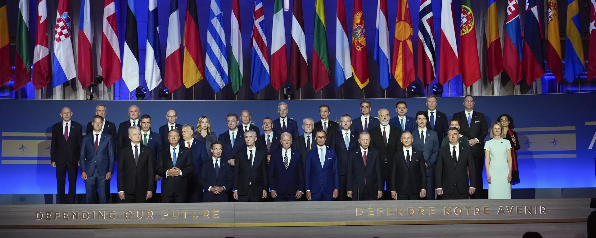 I leader della NATO posano per una foto di gruppo durante un evento commemorativo del 75° anniversario della NATO a Washington, martedì 9 luglio 2024 - Sputnik World, 1920, 24.08.2024