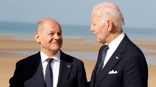 El canciller alemán, Olaf Scholz, y el presidente estadounidense, Joe Biden, conversan durante la ceremonia conmemorativa internacional en Omaha Beach en Normandía, Francia, el 6 de junio de 2024   - Sputnik Mundo