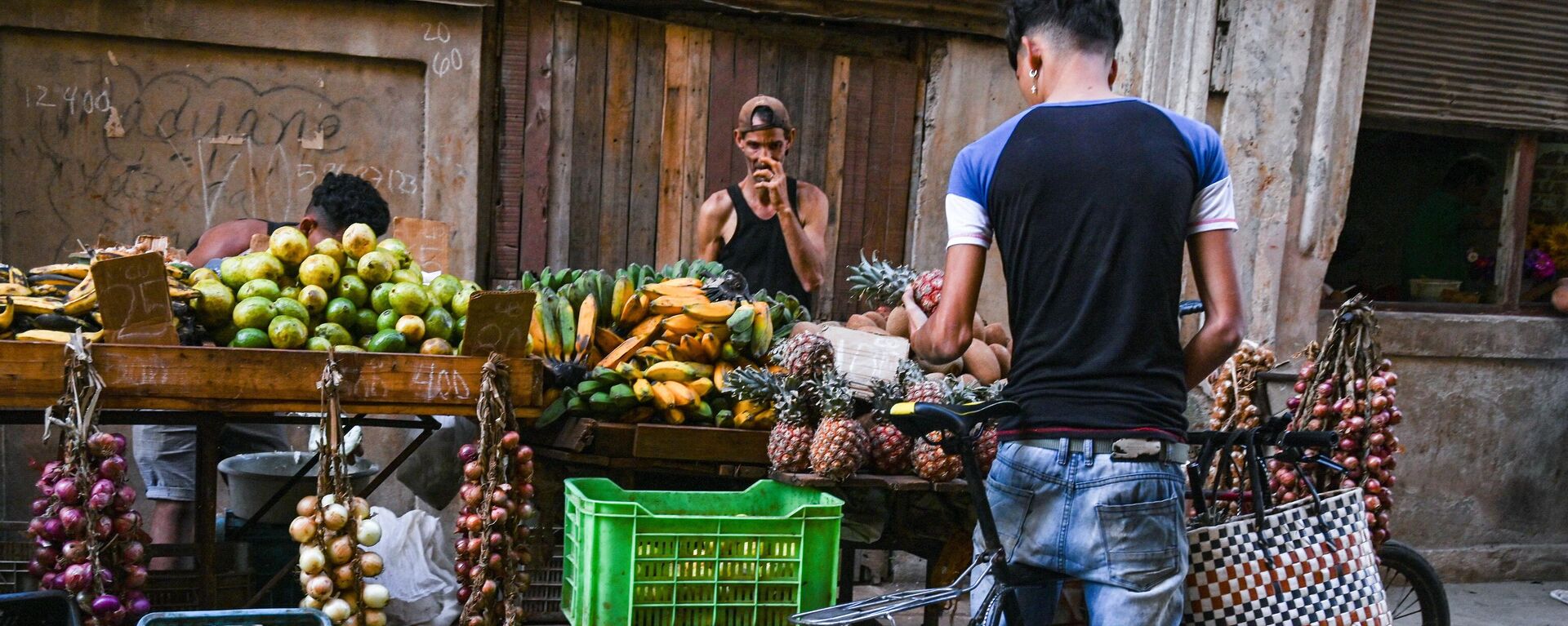 Un hombre compra fruta en La Habana, Cuba, en 2023 - Sputnik Mundo, 1920, 11.07.2024