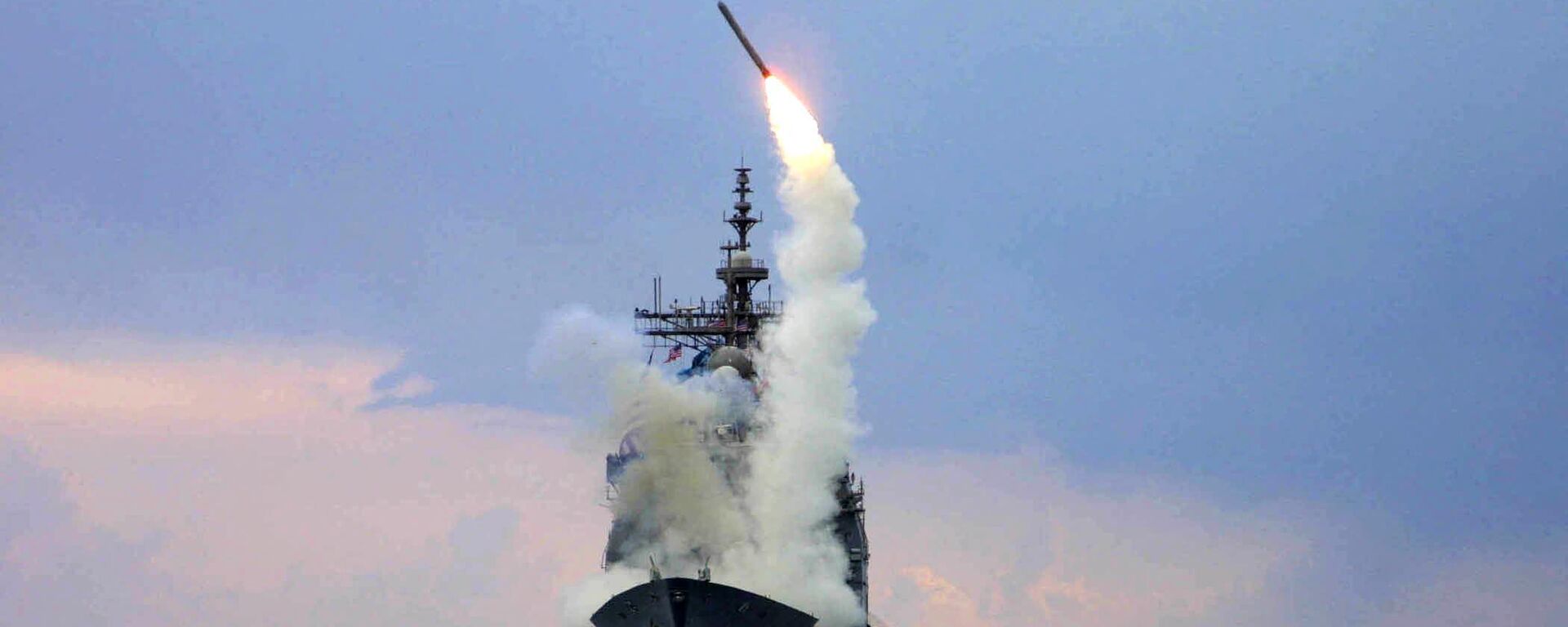 La Marina de EEUU dispara un misil Tomahawk desde el crucero de misiles guiados USS Cape St. George - Sputnik Mundo, 1920, 11.07.2024