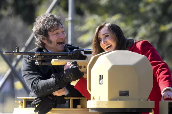 El presidente argentino, Javier Milei, y la vicepresidenta del país, Victoria Villarruel, subidos en un tanque durante un desfile militar para celebrar el Día de la Independencia en Buenos Aires. El presidente argentino, Javier Milei, y la vicepresidenta del país, Victoria Villarruel, subidos en un tanque durante un desfile militar para celebrar el Día de la Independencia en Buenos Aires. - Sputnik Mundo