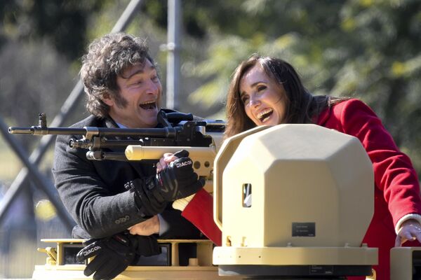 El presidente argentino, Javier Milei, y la vicepresidenta del país, Victoria Villarruel, subidos en un tanque durante un desfile militar para celebrar el Día de la Independencia en Buenos Aires. El presidente argentino, Javier Milei, y la vicepresidenta del país, Victoria Villarruel, subidos en un tanque durante un desfile militar para celebrar el Día de la Independencia en Buenos Aires. - Sputnik Mundo