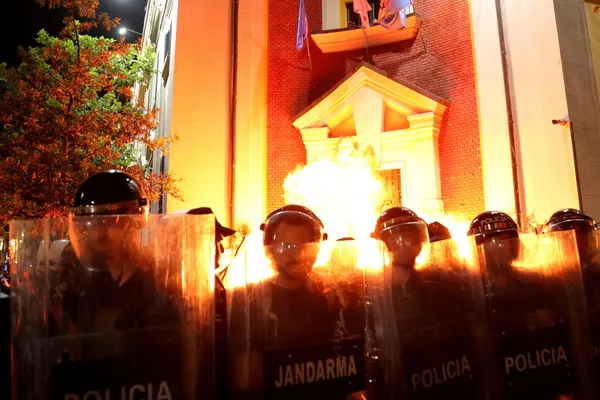 Los principales partidos de la oposición en Albania piden la dimisión del Gobierno y el nombramiento de un Gobierno técnico que conduzca al país a nuevas elecciones.En la foto: los policiales montan guardia mientras partidarios de la oposición lanzan cócteles molotov durante una protesta frente a la oficina del primer ministro en la capital albana de Tirana. Los principales partidos de la oposición en Albania piden la dimisión del Gobierno y el nombramiento de un Gobierno técnico que conduzca al país a nuevas elecciones.En la foto: los policiales montan guardia mientras partidarios de la oposición lanzan cócteles molotov durante una protesta frente a la oficina del primer ministro en la capital albana de Tirana. - Sputnik Mundo