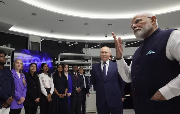 El presidente ruso, Vladímir Putin, y el primer ministro indio, Narendra Modi, visitan el pabellón Atom de la Exposición Internacional Rusia en el Centro Panruso de Exposiciones (VDNJ, por sus siglas en ruso) en Moscú. El presidente ruso, Vladímir Putin, y el primer ministro indio, Narendra Modi, visitan el pabellón Atom de la Exposición Internacional Rusia en el Centro Panruso de Exposiciones (VDNJ, por sus siglas en ruso) en Moscú. - Sputnik Mundo